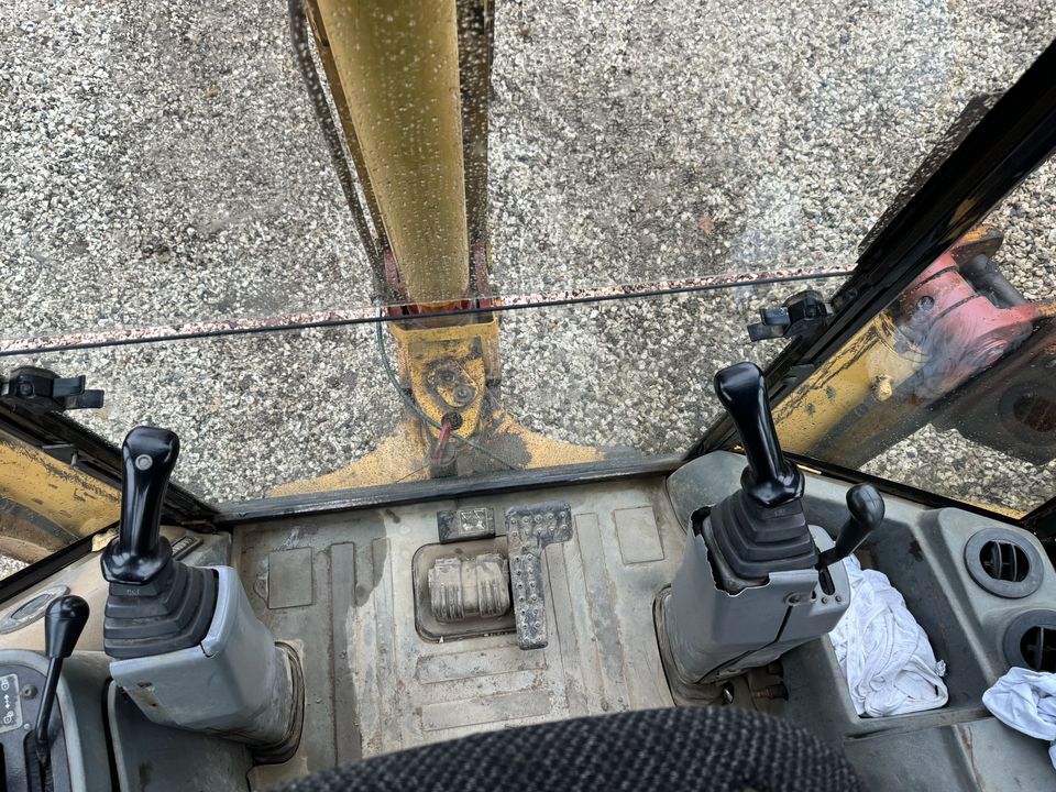 2000 Komatsu PC200LC-6 20-Ton Excavator