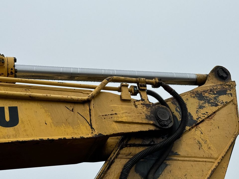 2000 Komatsu PC200LC-6 20-Ton Excavator