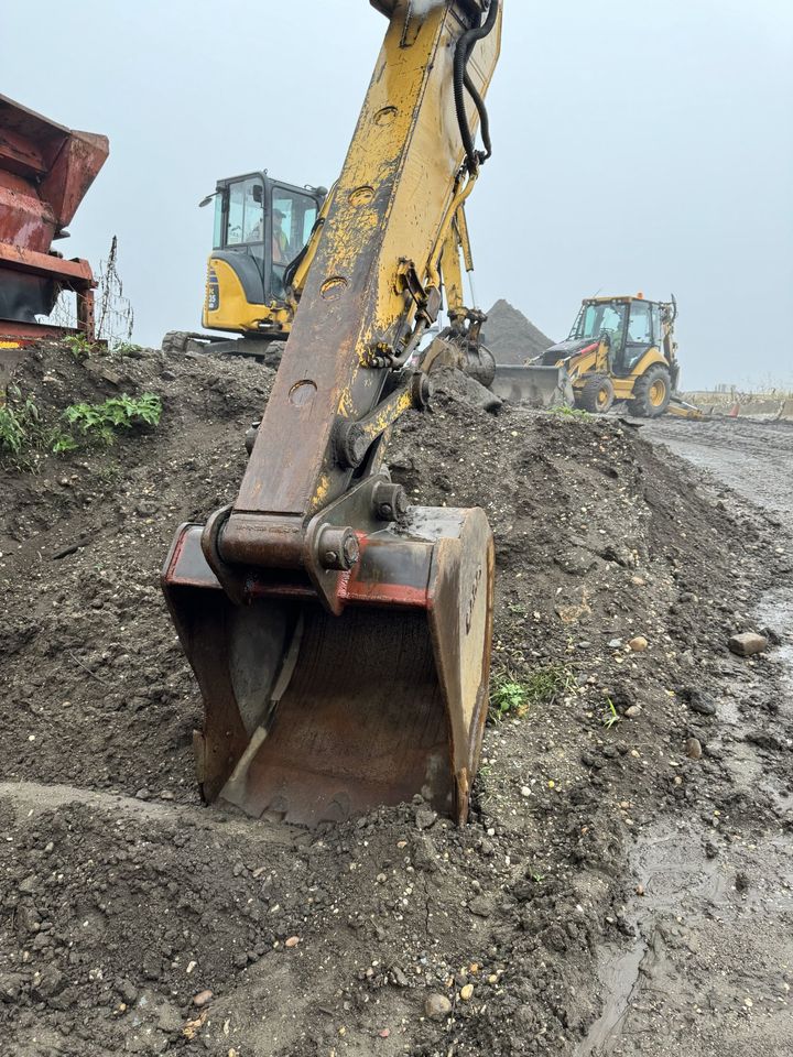 2000 Komatsu PC200LC-6 20-Ton Excavator