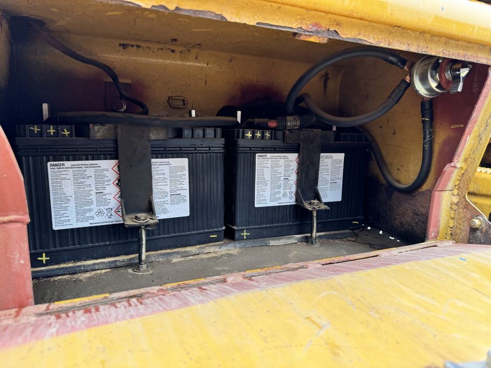 2000 Komatsu PC200LC-6 20-Ton Excavator