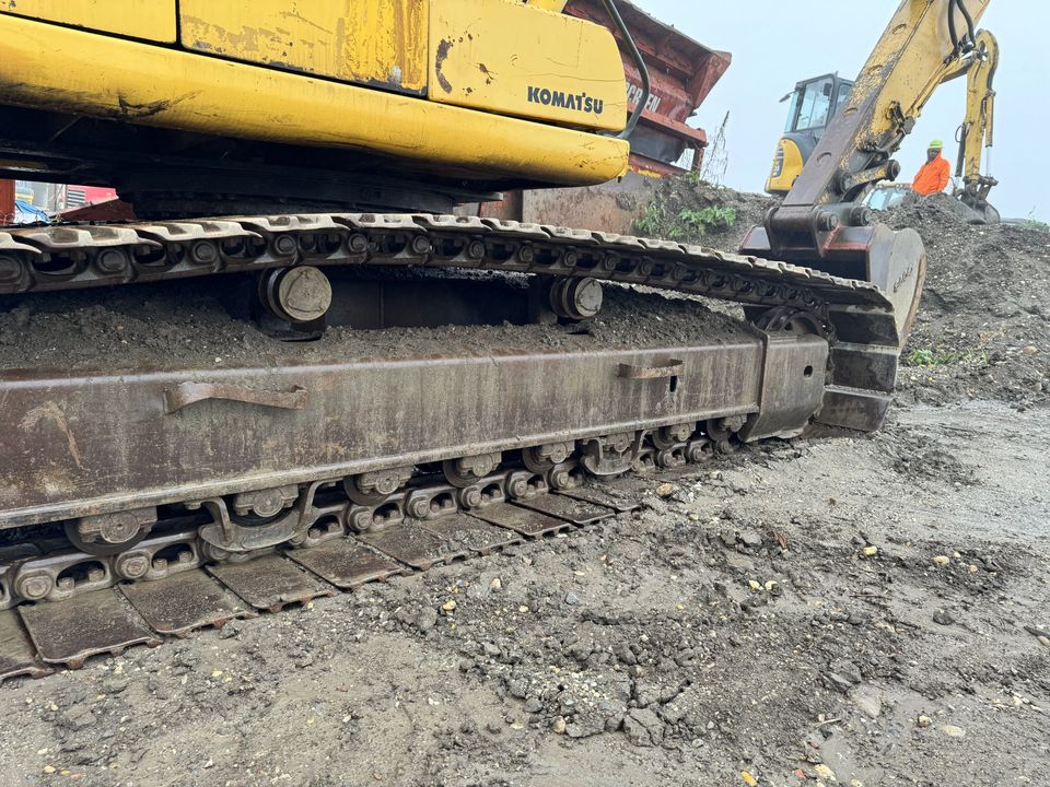 2000 Komatsu PC200LC-6 20-Ton Excavator