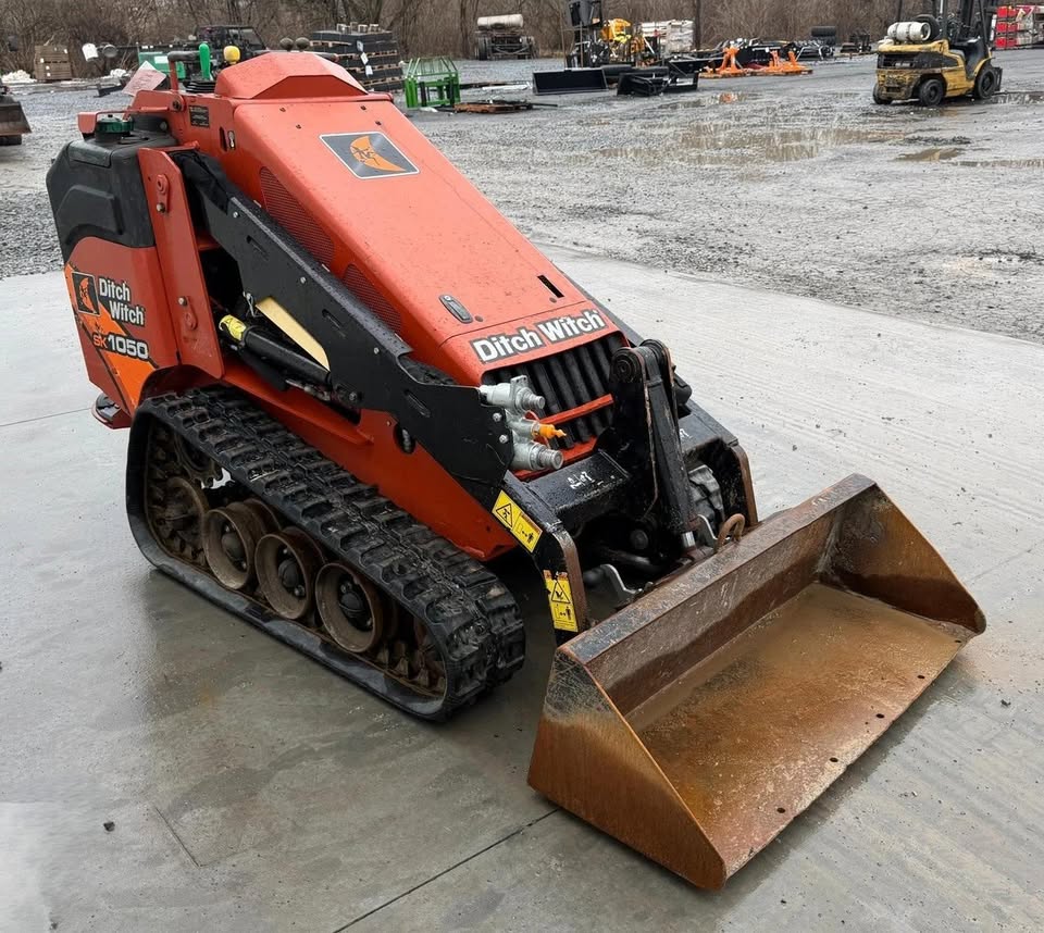 2018 DITCH WITCH SK1050 MINI SKID TRACK LOADER