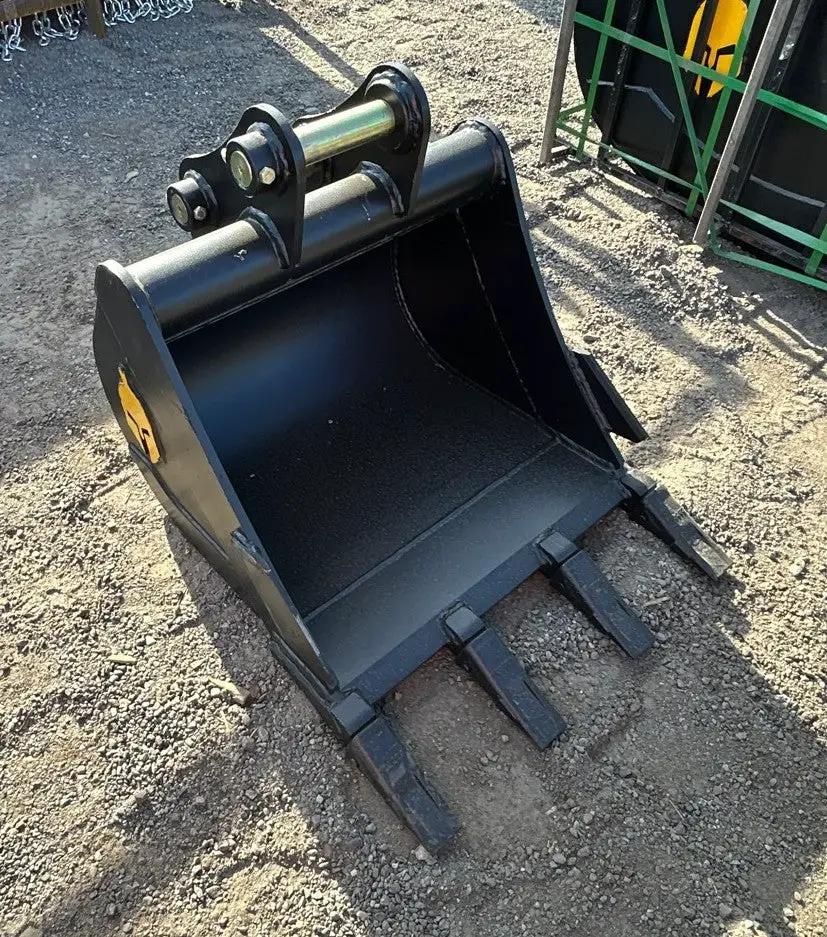 Excavator bucket Trojan 24-inch for 3.5-ton machines, black steel with quick-attach pins (CAT 303/304, JD 35).