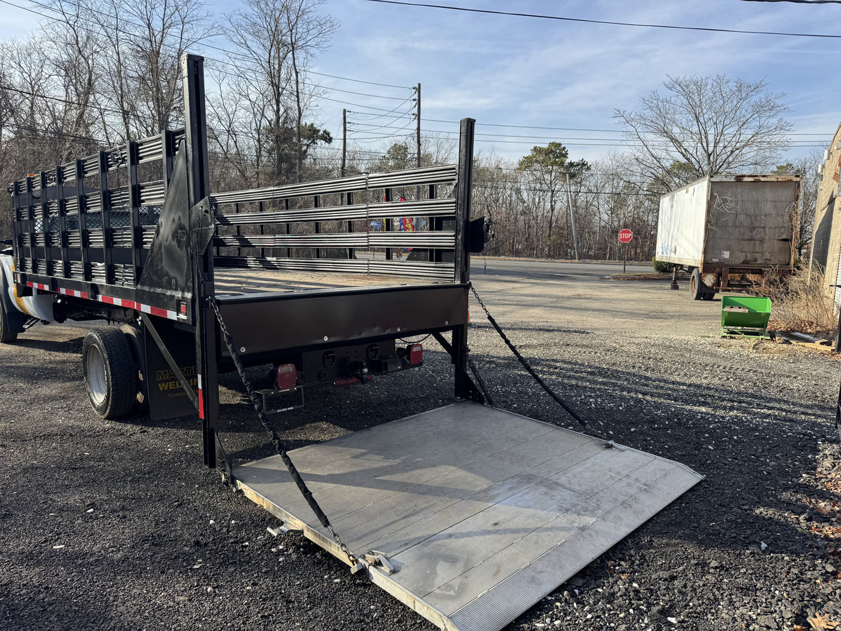 2012 FORD F550 STAKE BODY TRUCK WITH LIFT GATE
