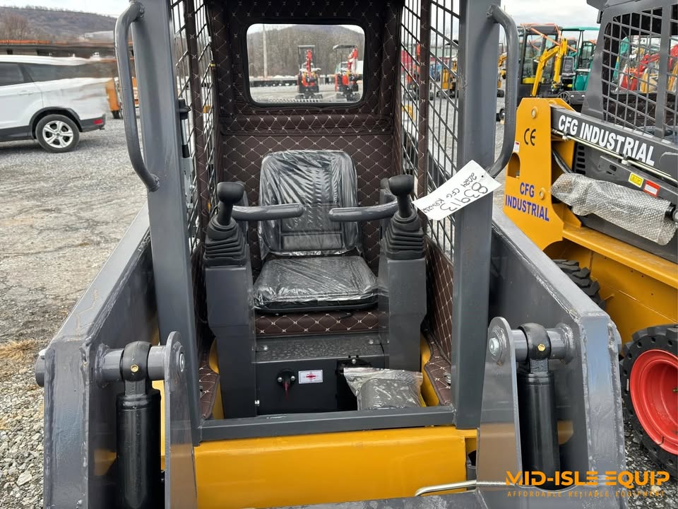 カロW　 F 2025 CFG Industrial KRW232 Skid Steer Loader