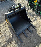 Excavator bucket Trojan 24-inch for 3.5-ton machines, black steel with quick-attach pins (CAT 303/304, JD 35).