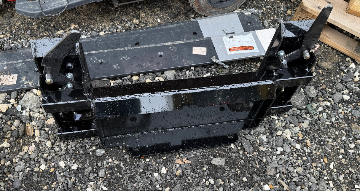 UNIVERSAL DINGO TO BOBCAT MT ADAPTER PLATE