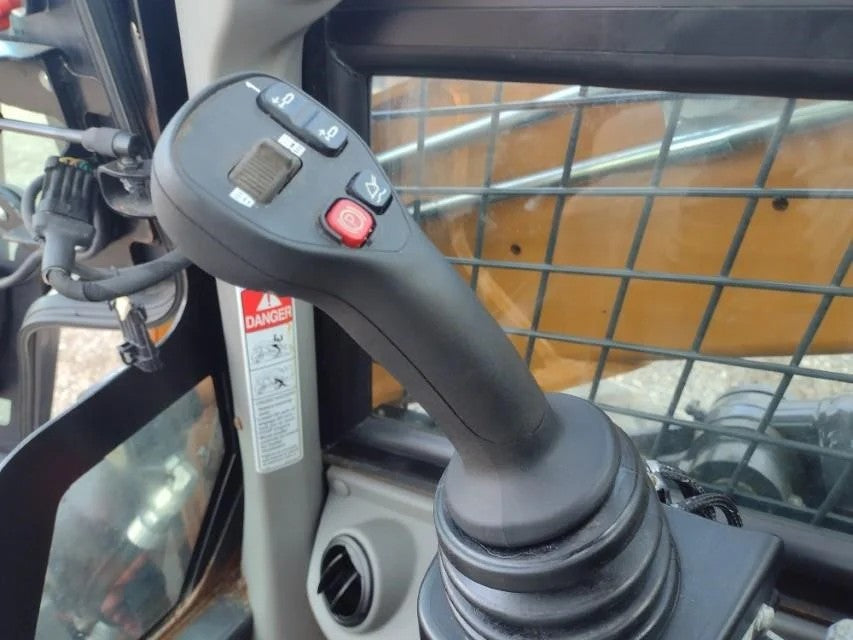 2022 CASE SV280B WHEEL SKID STEER LOADER