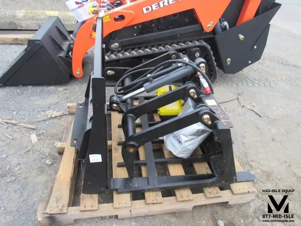 2025 DERETTE V1000 25HP KUBOTA DIESEL MINI SKID STEER by Mid-Isle Equipment